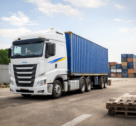 Tracteur et conteneur maritime dans un terminal – périmètre complet transport et logistique